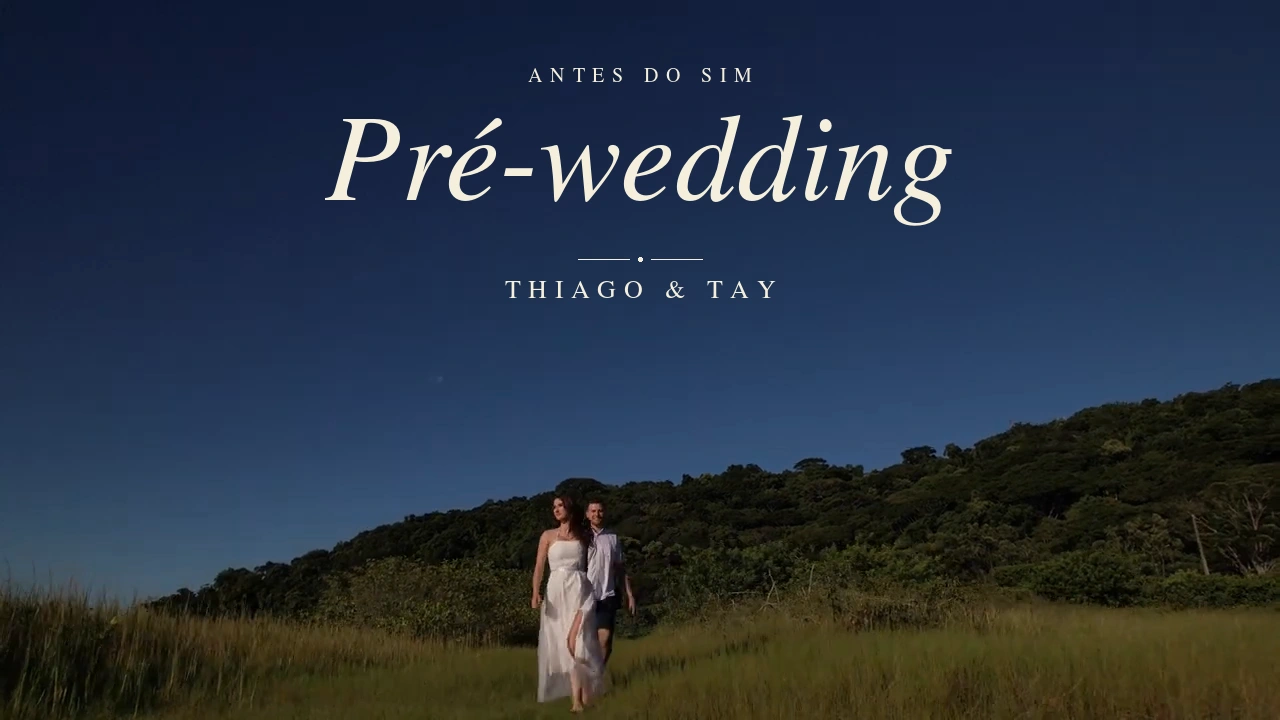 Pré-wedding — Thiago e Tay caminhando juntos em São Francisco do Sul